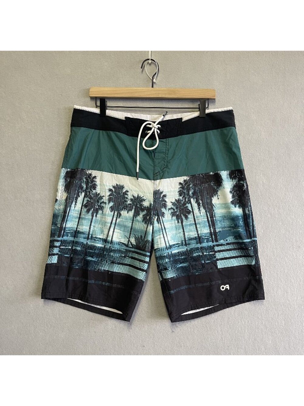 Oakley California 21" Green & Blue Palm Tree Beach Graphic Boardshorts Size 34